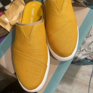 Tom’s Alpargata Mules Golden Yellow size 9.5 New In Box